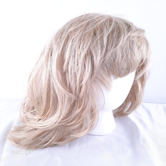 Adult salon quality blond wig ,synthetic hair - Picture 9 of 13